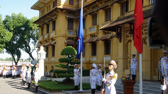 At the flag raising ceremony to mark ASEAN’s 50th anniversary (Credit: tienphong.vn)