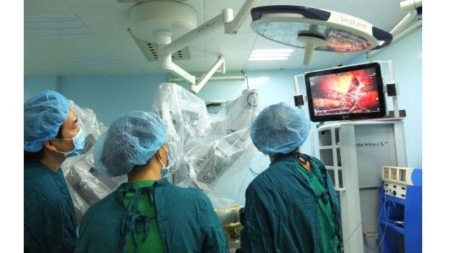 Doctors perform robotic surgery to completely cut down the liver lobes II and III on the patient.