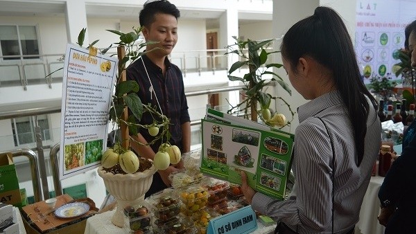 A high-tech agriculture enterprise introduces their products at the conference