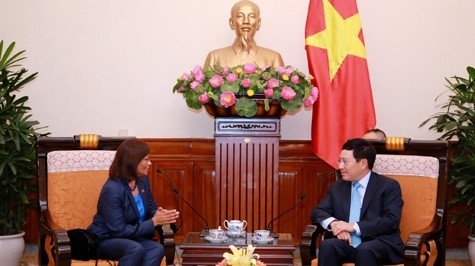 Deputy PM Pham Binh Minh (R) receives Timor Leste Ambassador (L) (Photo:VGP)