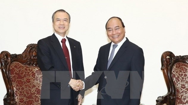 Prime Minister Nguyen Xuan Phuc (R) and President of Tokyo Gas Co Ltd Michiaki Hirose (Source: VNA)