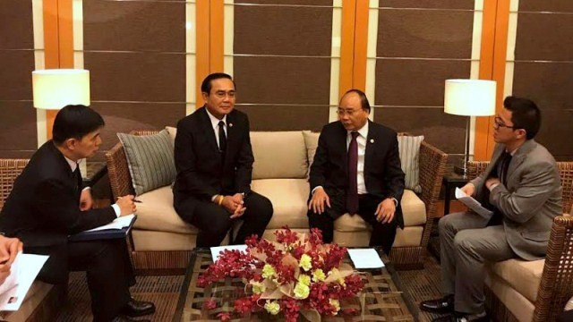 Prime Minister Nguyen Xuan Phuc meets with his Thai counterpart Prayuth Chan-ocha on the sideline of an ASEAN high-level meeting in Manila, the Philippines, late April. (Credit: VOV)