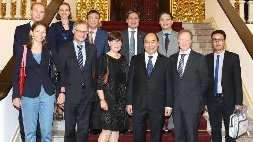 Prime Minister Nguyen Xuan Phuc (front, fourth from left) and European guests (Source: VNA)