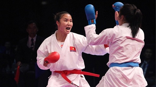 A late resurgence gifts Hong Anh (left) a gold medal. 