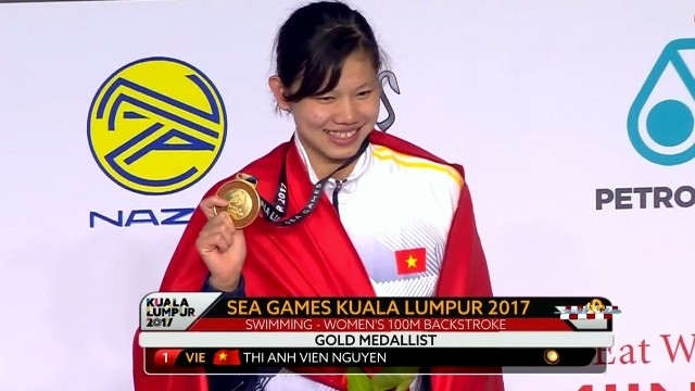 Swimmer Nguyen Thi Anh Vien earns a gold medal in women’s 100m backstroke category for the first time and also sets a new record at this event. (Screenshot capture)