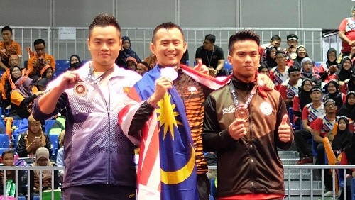 Pham Quoc Khanh (left) wins a silver medal in the men's nanquan event.