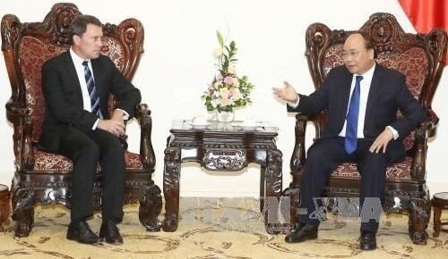 PM Nguyen Xuan Phuc (R) receives Jon Gibbs, ExxonMobil Vice President of Asia Pacific and Middle East. (Photo: VNA)