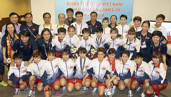 Coach Mai Duc Chung leads the Vietnam women's football team to the SEA Games gold medal in Malaysia.