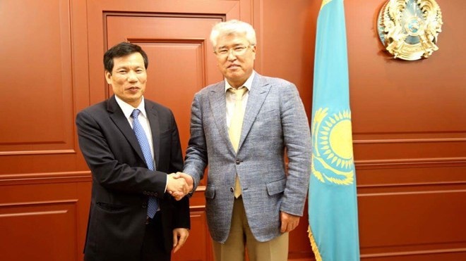 Minister of Culture, Sports and Tourism Nguyen Ngoc Thien (left) and Kazakh Minister of Culture and Sports Arystanbek Mukhamediuly