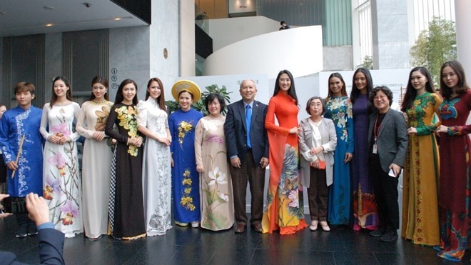 Vietnamese "Ao dai" embroidered with national flowers of ASEAN member states at the show. (Photo: VNA)