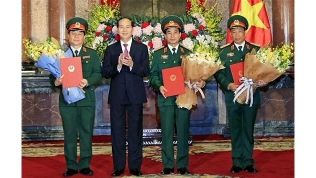 President Tran Dai Quang presents decisions to promote officers of the Vietnam People’s Army to the rank of Senior Lieutenant General and Lieutenant General. (Credit: VNA)
