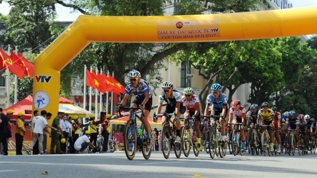 Over 80 domestic and international racers joined the VTV International Cycling Tournament - Ton Hoa Sen Cup 2017. (Credit: NDO)