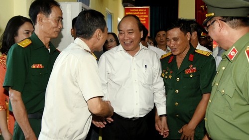 PM Nguyen Xuan Phuc visits the Quang Minh War Invalid Enterprise in Hai Phong on September 1. (Credit: VGP)