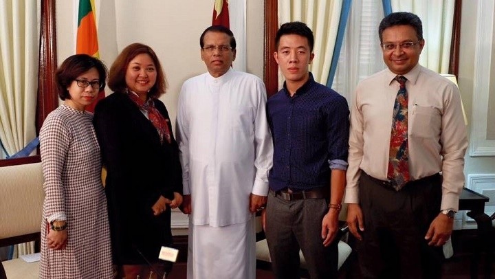 Sri Lankan President Maithripala Sirisena (centre) and the Nhan Dan media crew