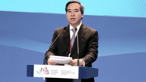 Head of the Vietnamese Party Central Committee’s Economic Commission Nguyen Van Binh speaks at the forum