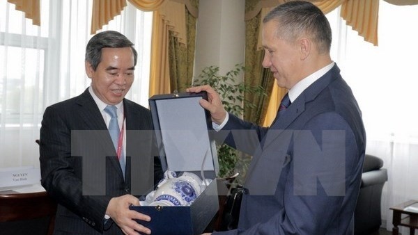 Head of the Party Central Committee’s Economic Commission Nguyen Van Binh (left) and Russian Deputy Prime Minister Yury Trutnev (Source: VNA) 