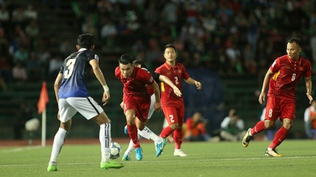 Vietnam players (in red) must go through a difficult game in Phnom Penh to earn three points against hosts Cambodia during their clash on late September 5. (Credit: vietnamnet.vn)