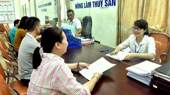 Locals carry out administrative procedures at one-stop office of Dai Kim ward, Hanoi’s Hoang Mai district. (Credit: NDO/Dang Khoa)