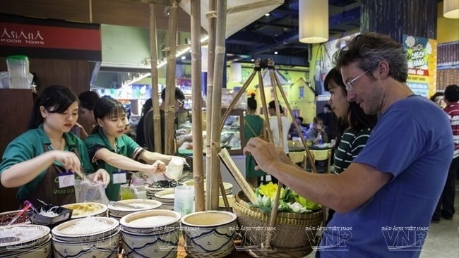 Visitors to Sense Market, an undeground market in District 1 of HCM City (Photo: Vietnam Pictorial)