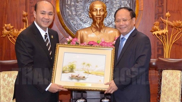 Vice Secretary of Ho Chi Minh City’s Party Committee Tat Thanh Cang (R) and President of the Union of Youth Federations of Cambodia Hun Many