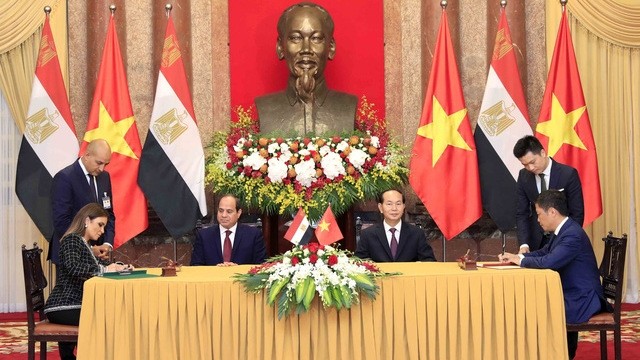 President Tran Dai Quang (right) and Egyptian President Abdel Fattah el-Sisi witness the signing of cooperation documents between the two countries.