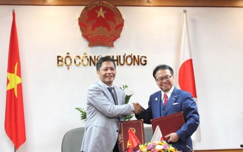 Minister of Industry and Trade Tran Tuan Anh and Japanese Minister of Economy, Trade and Industry, Hiroshige Seko.