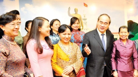 Secretary of the HCM City Party Committee Nguyen Thien Nhan and the female delegates.