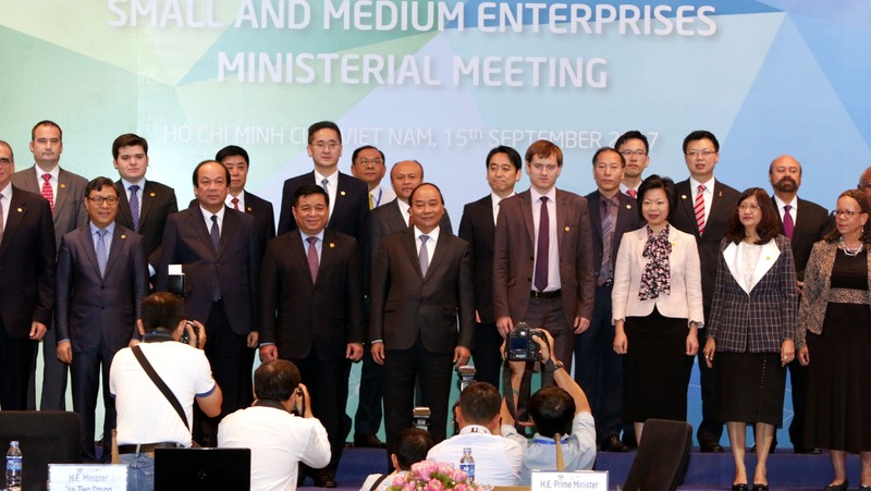 Prime Minister Nguyen Xuan Phuc (centre, first line) takes a photo with delegates (Source: VNA)