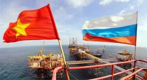 Vietnamese and Russian flags on a platform of Vietsovpetro in the East Sea (Source: Vietsovpetro)