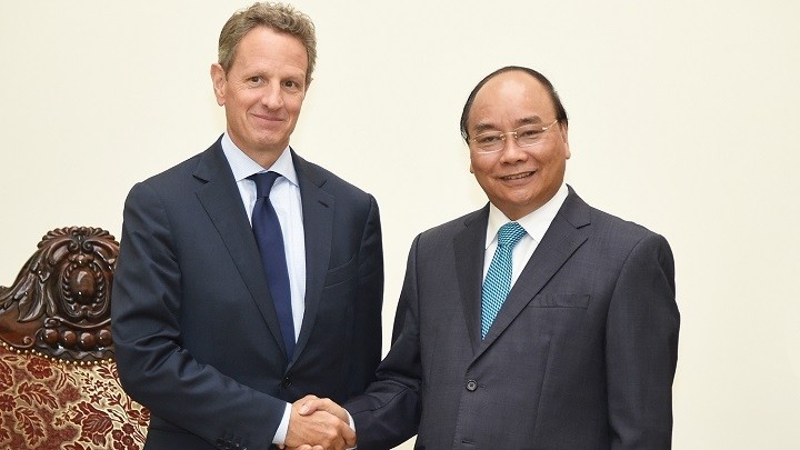 PM Nguyen Xuan Phuc and former US Secretary of the Treasury Tymothy Geithner