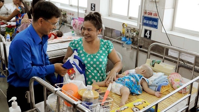 A mother takes care of her baby at Children’s Hospital 1 in HCM City (credit: VNA)