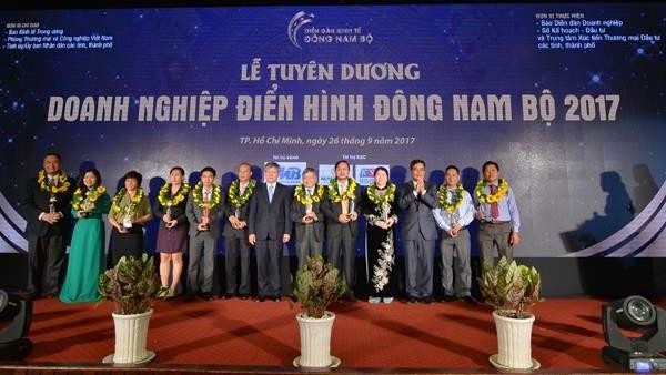 Outstanding businesses and enterprises in the southeast region honoured at the event (Photo: enternews.vn)