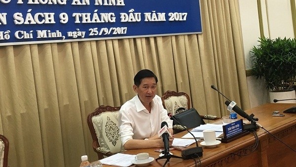 Vice Chairman of the municipal People's Committee Tran Vinh Tuyen speaks at the working session