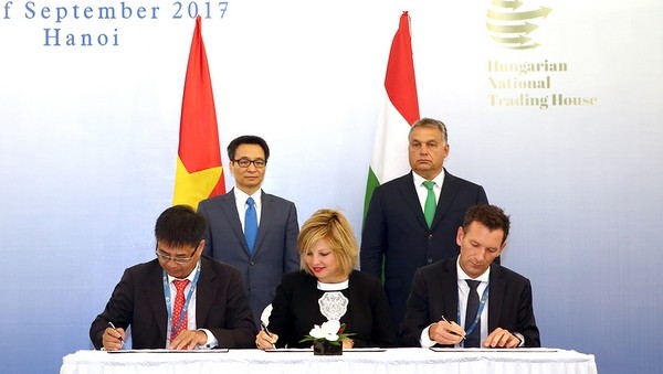 Hugarian PM Viktor Orban and Deputy PM Vu Duc Dam witness the signing ceremony for several cooperation agreements between the two sides. (Credit: VGP)