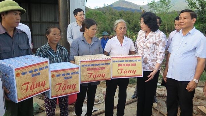 Vice President Dang Thi Ngoc Thinh presents gifts to local residents affected by storm Doksuri
