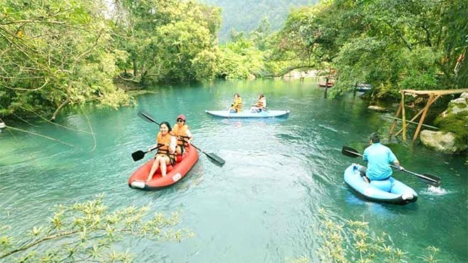 Visitors rowing at Phong Nha – Ke Bang National Park 