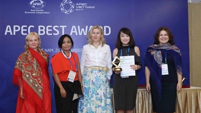 Hoang Minh Nhat (second from right), founder of the Minh Nhat bread chain, was recognised in the category of “most innovative business model” (Photo: VNA)