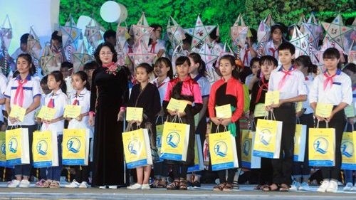 Vice President Dang Thi Ngoc Thinh presents gifts to children in Tuyen Quang city (Photo: VNA)