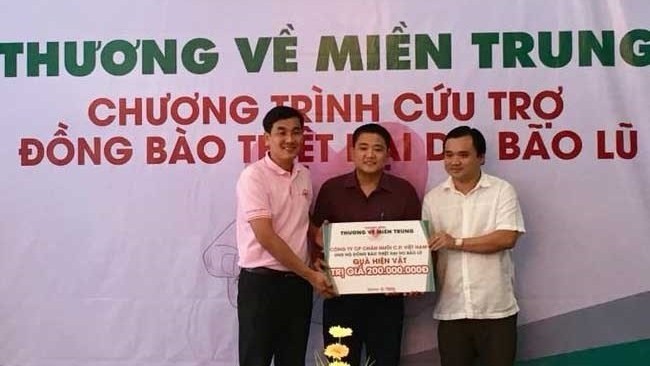  The ​Vietnam Red Cross Sponsor Council receives donations to help people in the central provinces, especially ​Quang Binh and ​Ha Tinh, affected by Typhoon Doksuri earlier this month (Source: VNA)