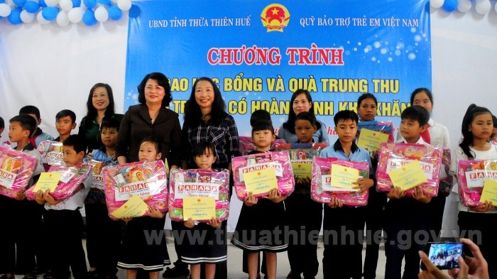 Vice President Dang Thi Ngoc Thinh presents gifts, scholarships to needy children in Thua Thien - Hue province (Photo: thuathienhue.gov.vn)
