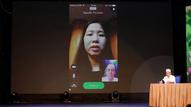 Doctor and user of VOV-Doctor24 and VOV-Bacsi24 connect for medical counseling through the first video call medical counseling service at its launch on September 28. (Credit: VTC)