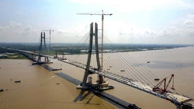 The final stages are being finalised on Vam Cong Bridge, the longest cable-stayed bridge in the Mekong Delta. (Credit: tuoitre.vn)