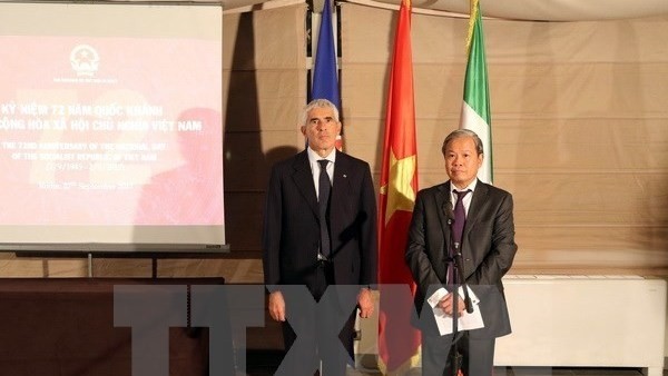  Vietnamese Ambassador to Italy Cao Chinh Thien (R) and Senator Pier Ferdinando Casini, Chairman of the Italian Senate Foreign Affairs Committee (Photo: VNA)