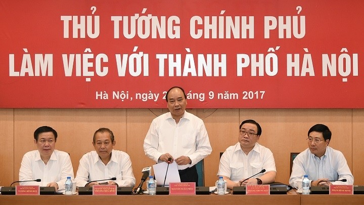 Prime Minister Nguyen Xuan Phuc speaking at the meeting