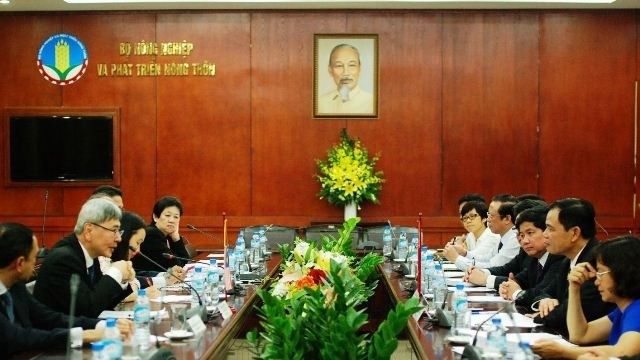 Vietnamese Minister of Agriculture and Rural Development Nguyen Xuan Cuong and Malaysian Minister of Plantation Industries and Commodities Datuk Seri Mah Siew Keong hold talks in Hanoi on October 3. (Credit: omard.gov.vn)