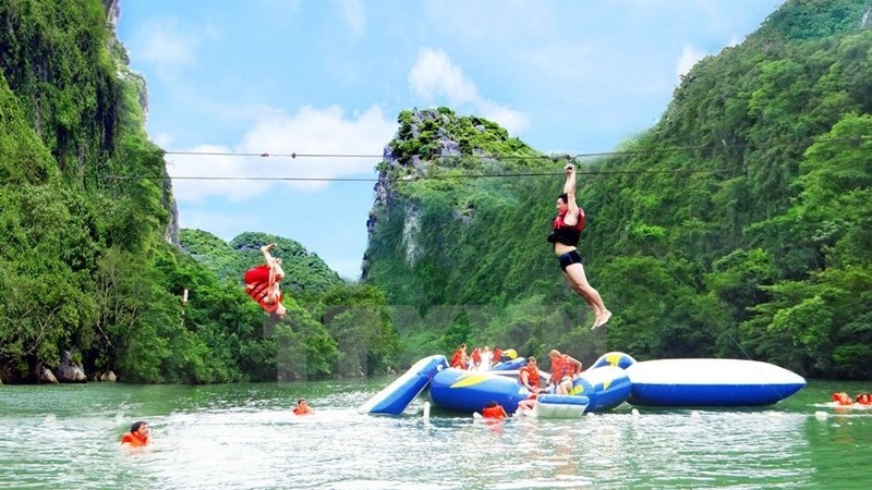 Visitors enjoy exciting zip line ride over the Chay River to the entrance of Dark Cave in Vietnam's central province of Quang Binh (Photo: VNA)