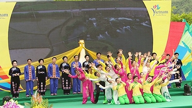 A performance at the first Ban Gioc Waterfall Festival 2017 opening on October 7. (Credit: NDO)