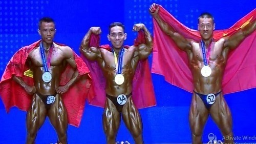 Pham Van Mach (middle) celebrates his fifth world gold medal in Mongolia. (Photo nld.com.vn)