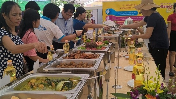 Around 20 dishes made from 'tra' fish introduced to visitors at the event (Photo: nongnghiep.vn)