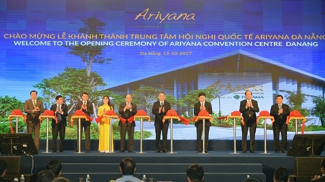 PM Nguyen Xuan Phuc (centre) and delegates cut the ribbon to inaugurate the Ariyana International Convention Centre. 